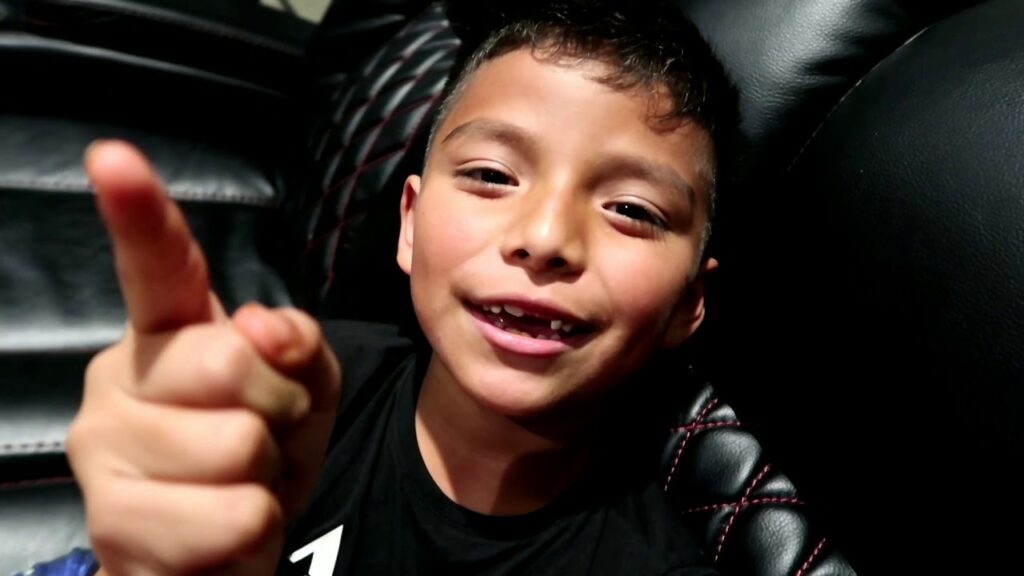 Shocking Ej w/ the running a blog Digital camera !😝 1