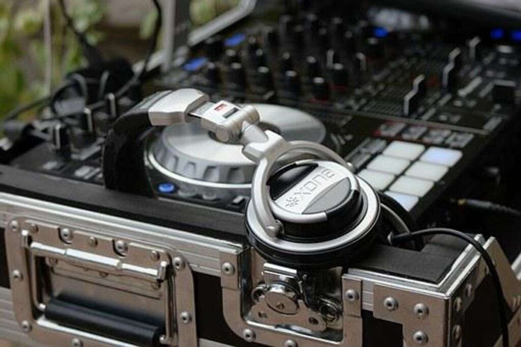 How to Hire a Wedding DJ
