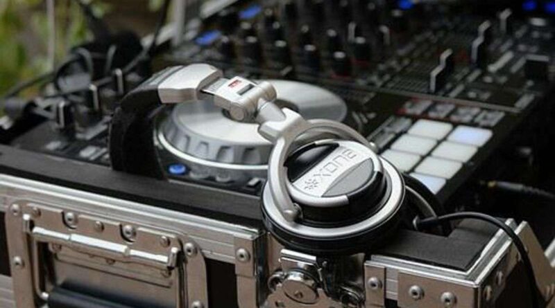 How to Hire a Wedding DJ