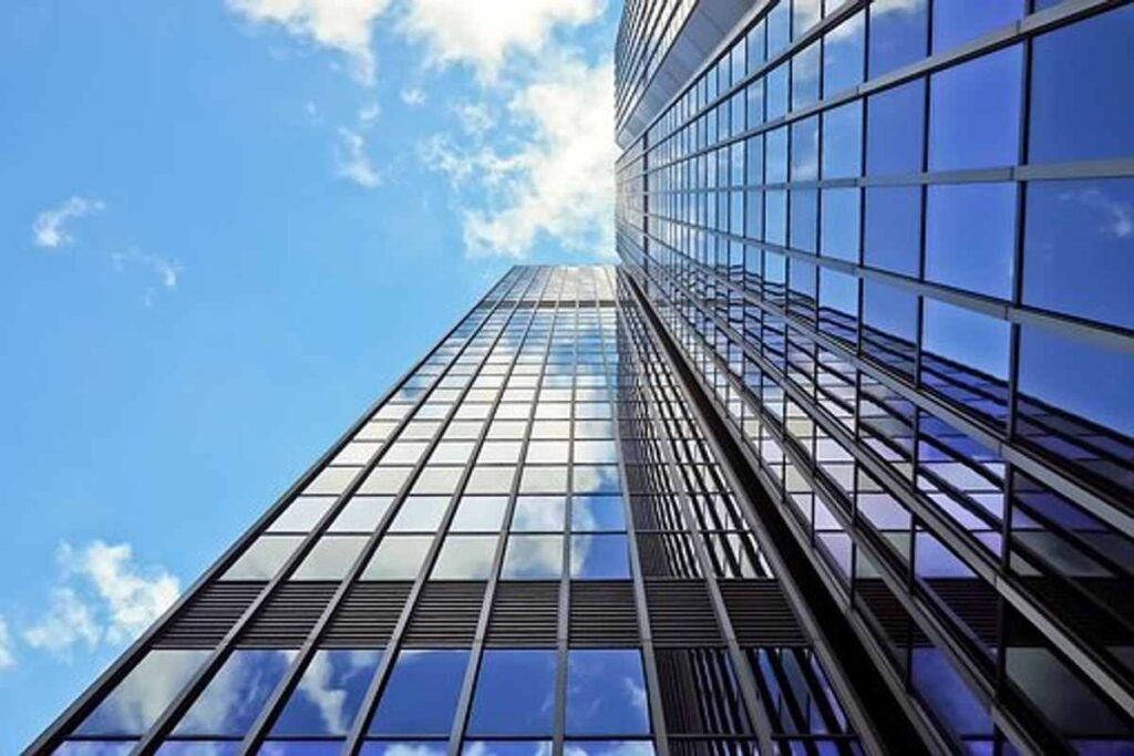 vacuum insulating glass