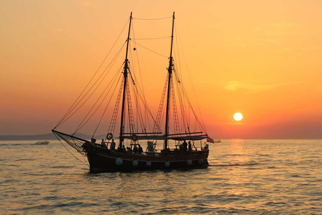 best time to buy sell boat